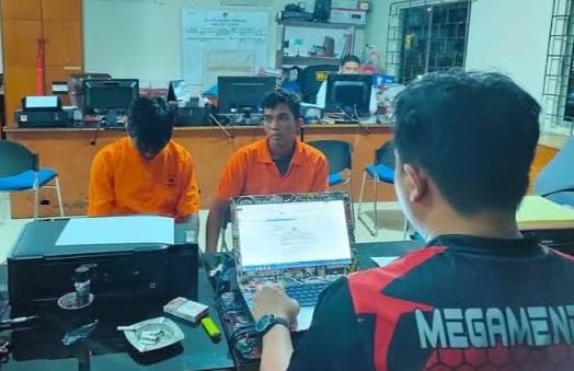 Dua pelaku perampokan Apotek Kimia Farma kawasan Penuin, Kecamatan Lubuk Baja, Kota Batam, saat menjalani pemeriksaan di Polresta Barelang, Senin (8/1/2024). Matapedia6.com/ Rega