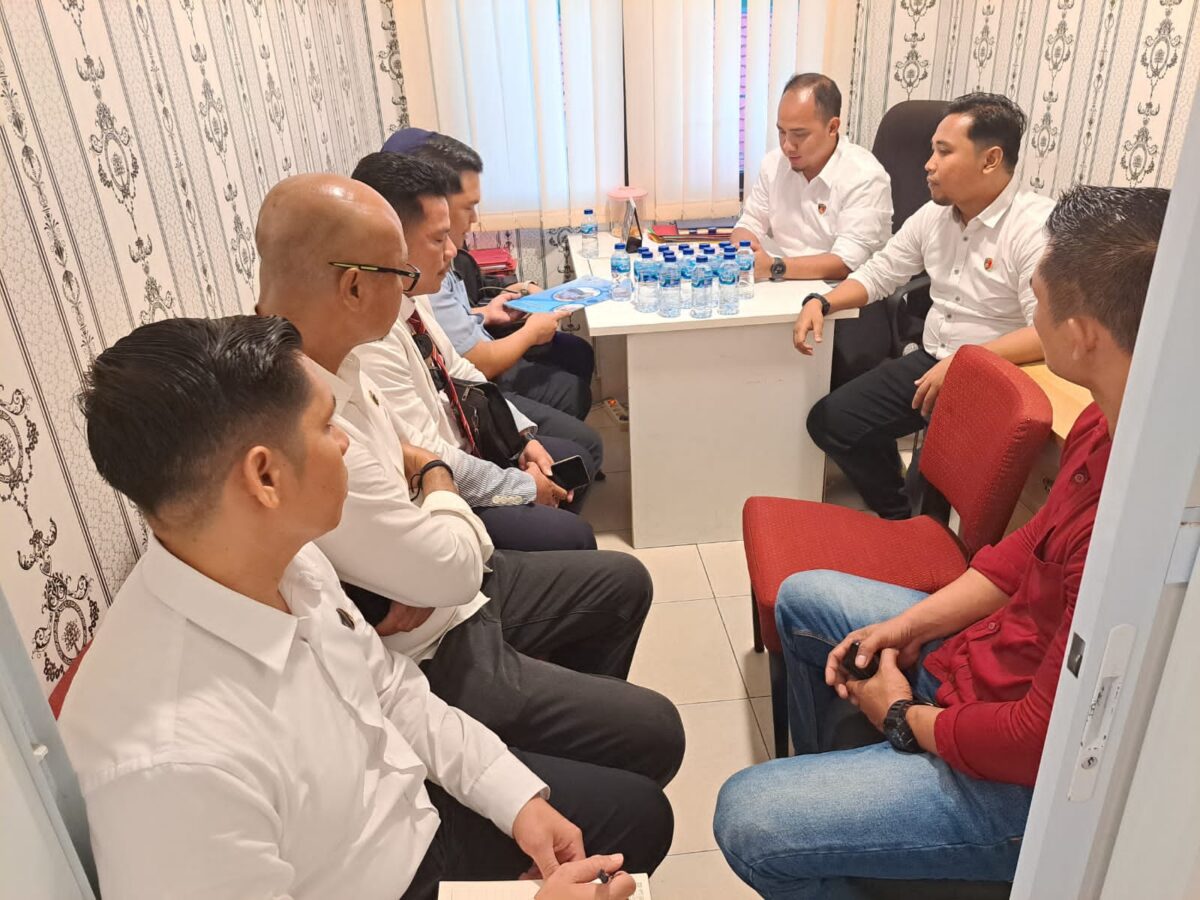 Penyidik Ditreskrimsus Polda Kepri saat melakukan koordinasi dengan kuasa hukum Hetti Elvi Situkkir, di Ditreskrimsus Polda Kepri. Matapedia6.com/ Dok Humas Polda
