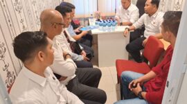 Penyidik Ditreskrimsus Polda Kepri saat melakukan koordinasi dengan kuasa hukum Hetti Elvi Situkkir, di Ditreskrimsus Polda Kepri. Matapedia6.com/ Dok Humas Polda