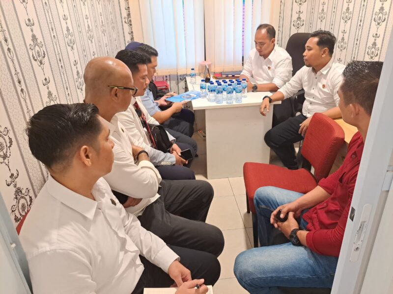 Penyidik Ditreskrimsus Polda Kepri saat melakukan koordinasi dengan kuasa hukum Hetti Elvi Situkkir, di Ditreskrimsus Polda Kepri. Matapedia6.com/ Dok Humas Polda