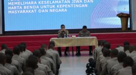 Irwasda Polda Kepri Kombes. Pol. Sri Satyatama saat memberikan pembekalan terhadap 234 Bintara yang baru menyelesaikan pendidikan, Selasa (9/1/2024) Matapedia6.com/ Dok Humas Polda