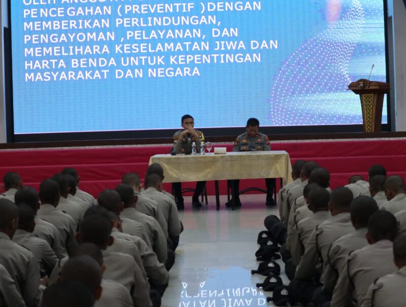 Irwasda Polda Kepri Kombes. Pol. Sri Satyatama saat memberikan pembekalan terhadap 234 Bintara yang baru menyelesaikan pendidikan, Selasa (9/1/2024) Matapedia6.com/ Dok Humas Polda