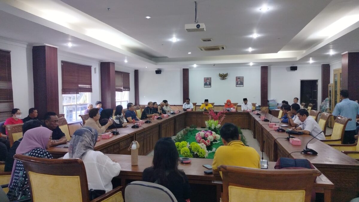 Penghuni Apartemen Pollux RDPU dengan Komisi III DPRD Batam Rabu (10/1/2024). Foto:Luci/matapedia6