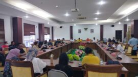 Penghuni Apartemen Pollux RDPU dengan Komisi III DPRD Batam Rabu (10/1/2024). Foto:Luci/matapedia6