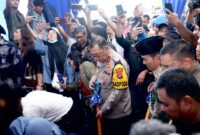 Kapolda Kepri Irjen Pol Yan Fitri Halimansyah saat melakukan peletakan batu pertama pembangunan rumah contoh untuk warga Rempang dan Galang yang terdampak pengembangan Rempang Eco City, Rabu (10/1/2025)