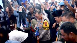 Kapolda Kepri Irjen Pol Yan Fitri Halimansyah saat melakukan peletakan batu pertama pembangunan rumah contoh untuk warga Rempang dan Galang yang terdampak pengembangan Rempang Eco City, Rabu (10/1/2025)