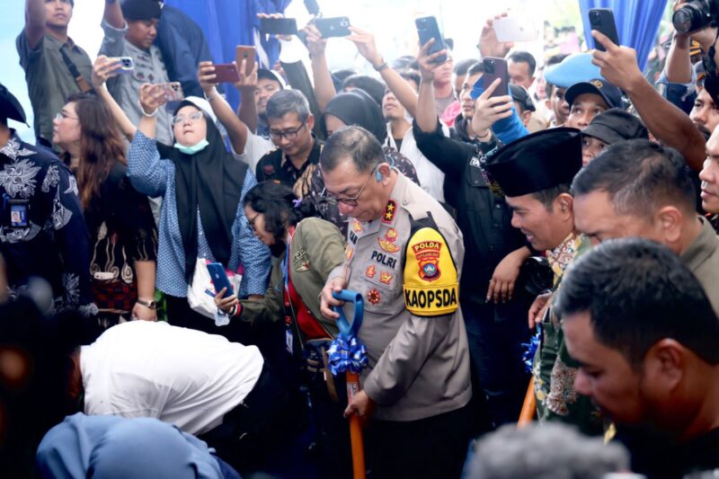 Kapolda Kepri Irjen Pol Yan Fitri Halimansyah saat melakukan peletakan batu pertama pembangunan rumah contoh untuk warga Rempang dan Galang yang terdampak pengembangan Rempang Eco City, Rabu (10/1/2025)