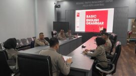 Ditlantas Polda Kepri laksanakan kegiatan pelatihan peningkatan kemampuan bahasa inggris (Wednesday in English) kepada Personel Ditlantas Polda Kepri yang dilaksanakan di RTMC Ditlantas Polda Kepri. Rabu (10/1/2024). Matapedia6.com/Dok Humas