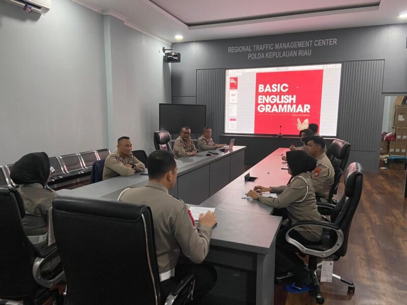 Ditlantas Polda Kepri laksanakan kegiatan pelatihan peningkatan kemampuan bahasa inggris (Wednesday in English) kepada Personel Ditlantas Polda Kepri yang dilaksanakan di RTMC Ditlantas Polda Kepri. Rabu (10/1/2024). Matapedia6.com/Dok Humas