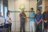 Kepala Kejaksaan Negeri Batam, I Ketut Kasna Dedi tengah menyerahkan Restitusi kepada korban TPPO, Kamis (11/1/2024). Foto:Dok/Kejari Batam