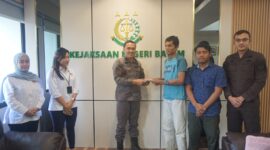 Kepala Kejaksaan Negeri Batam, I Ketut Kasna Dedi tengah menyerahkan Restitusi kepada korban TPPO, Kamis (11/1/2024). Foto:Dok/Kejari Batam