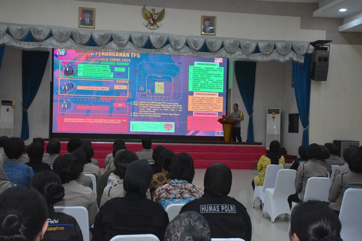 Polwan Polda Kepri saat mengikuti sosialisasi dan pelatihan persiapan pengamanan pemilu 2024 di Kepri di Gedung Lancang Kuning Polda Kepri, Jumat (12/1/2024).Matapedia6/Dok Humas Polda
