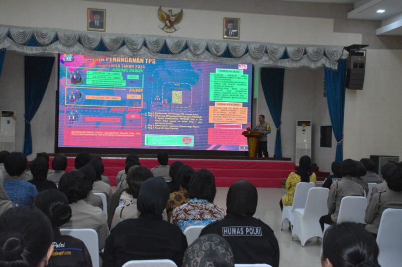 Polwan Polda Kepri saat mengikuti sosialisasi dan pelatihan persiapan pengamanan pemilu 2024 di Kepri di Gedung Lancang Kuning Polda Kepri, Jumat (12/1/2024).Matapedia6/Dok Humas Polda