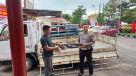 Anggota Polsek Batu Aji menyerahkan barang bukti knalpot brong, Jumat (12/1/2024). Foto:Istimewa/matapedia6