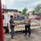 Anggota Polsek Batu Aji menyerahkan barang bukti knalpot brong, Jumat (12/1/2024). Foto:Istimewa/matapedia6