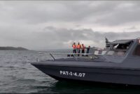 Kapal Patroli Lantamal IV Patkamla Lobam saat  evakuasi Kapal Ponton yang hanyut akibat terbawa arus di Perairan Pulau Babi, Batam, Kepri, Jumat (12/1/2024). Matapedia6.com/ Istimewa