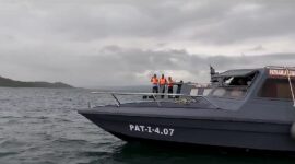 Kapal Patroli Lantamal IV Patkamla Lobam saat  evakuasi Kapal Ponton yang hanyut akibat terbawa arus di Perairan Pulau Babi, Batam, Kepri, Jumat (12/1/2024). Matapedia6.com/ Istimewa