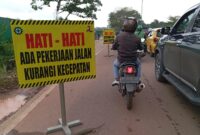 Dinas Bina Marga dan Sumber Daya Air Kota Batam Pasang himbauan, perbaikan jalan R Suprapto, Batuaji, Kita Batam, Sabtu (13/1/2024). Matapedia6.com/ Luci