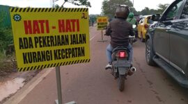 Dinas Bina Marga dan Sumber Daya Air Kota Batam Pasang himbauan, perbaikan jalan R Suprapto, Batuaji, Kita Batam, Sabtu (13/1/2024). Matapedia6.com/ Luci