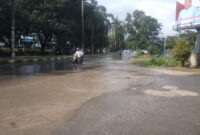 Pengendara melintas setelah hujan guyur wilayah Batam beberapa waktu lalu. Matapedia6.com/ Luci