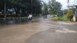 Pengendara melintas setelah hujan guyur wilayah Batam beberapa waktu lalu. Matapedia6.com/ Luci