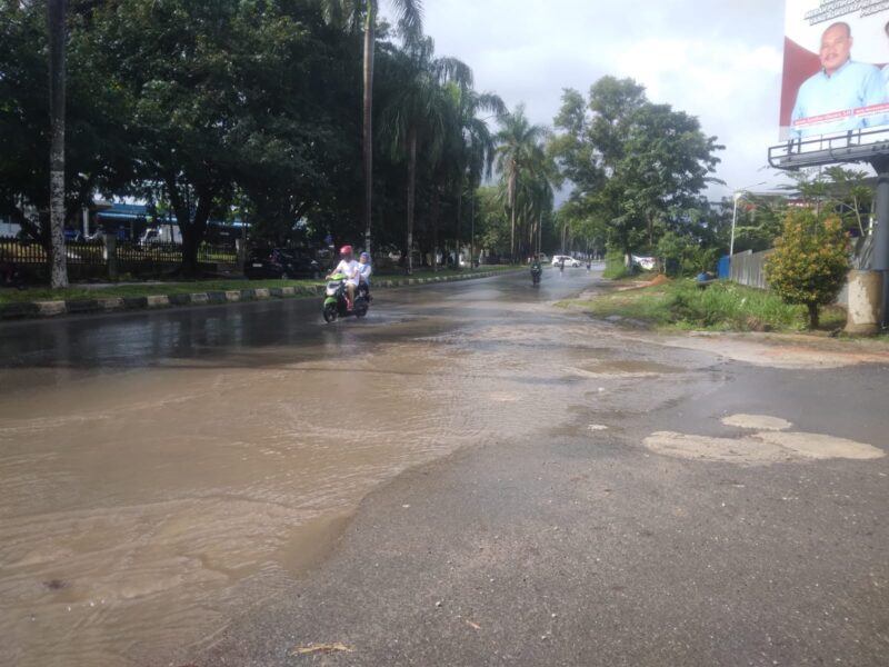 Pengendara melintas setelah hujan guyur wilayah Batam beberapa waktu lalu. Matapedia6.com/ Luci