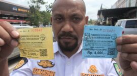 Kepala UPT Parkir Dinas Perhubungan Batam, Alexander Banik menunjukkan kertas parkir yang berlaku di Kota Batam, Senin (15/1/2024) Matapedia6.com/ luci.