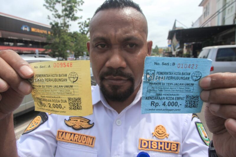 Kepala UPT Parkir Dinas Perhubungan Batam, Alexander Banik menunjukkan kertas parkir yang berlaku di Kota Batam, Senin (15/1/2024) Matapedia6.com/ luci.