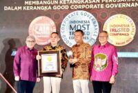 Direktur Utama Infomedia Eddy Sofryano (kedua dari kiri) saat menerima penghargaan Indonesia Trusted Company Based on Corporate Governance Perception Index (CGPI) pada ajang Indonesia Good Corporate Governance Award yang digelar oleh The Indonesian Institute for Corporate Governance (IICG) dan SWA Media Group. Foto:Dok/Telkom
