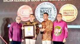 Direktur Utama Infomedia Eddy Sofryano (kedua dari kiri) saat menerima penghargaan Indonesia Trusted Company Based on Corporate Governance Perception Index (CGPI) pada ajang Indonesia Good Corporate Governance Award yang digelar oleh The Indonesian Institute for Corporate Governance (IICG) dan SWA Media Group. Foto:Dok/Telkom
