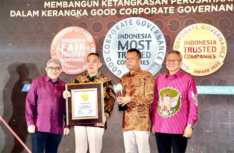 Direktur Utama Infomedia Eddy Sofryano (kedua dari kiri) saat menerima penghargaan Indonesia Trusted Company Based on Corporate Governance Perception Index (CGPI) pada ajang Indonesia Good Corporate Governance Award yang digelar oleh The Indonesian Institute for Corporate Governance (IICG) dan SWA Media Group. Foto:Dok/Telkom
