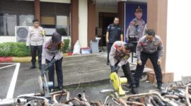 Ratusan knalpot Brong hasil penindakan unit lantas Polresta Barelang dihadirkan saat konferensi pers di halaman Polresta Barelang, Selasa (16/1/2024) Matapedia6.com/ Dok Polresta