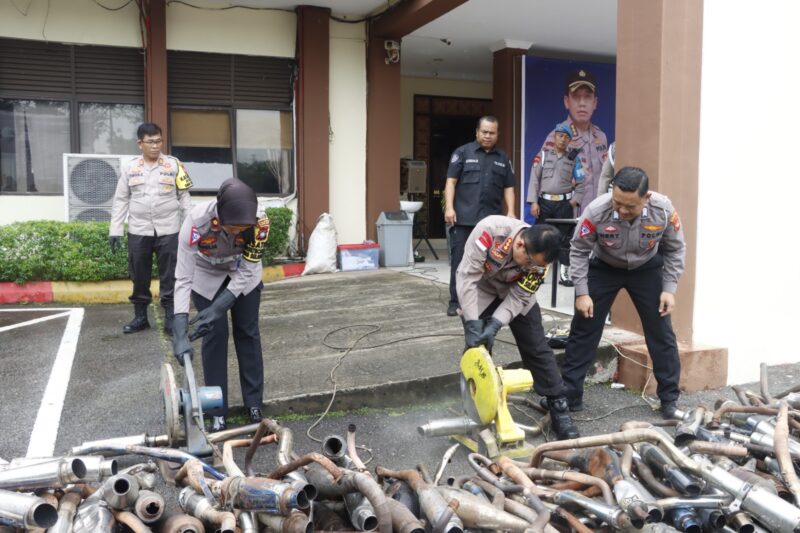 Ratusan knalpot Brong hasil penindakan unit lantas Polresta Barelang dihadirkan saat konferensi pers di halaman Polresta Barelang, Selasa (16/1/2024) Matapedia6.com/ Dok Polresta