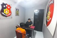 Pelaku Penganiayaan yang ditangkap Polsek Bintan Timur saat menjalani pemeriksaan, Selasa (16/1/2024) Matapedia6.com/ Dok Polres Bintan