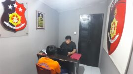 Pelaku Penganiayaan yang ditangkap Polsek Bintan Timur saat menjalani pemeriksaan, Selasa (16/1/2024) Matapedia6.com/ Dok Polres Bintan