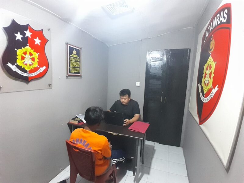 Pelaku Penganiayaan yang ditangkap Polsek Bintan Timur saat menjalani pemeriksaan, Selasa (16/1/2024) Matapedia6.com/ Dok Polres Bintan