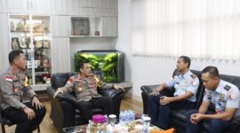 Kapolresta Barelang Kombes Pol Nugroho Tri N menerima kunjungan silaturahmi Danlanud  Hang Nadim Batam Letkol Pnb Sony Aji Pramono di Ruang Kerja Kapolresta Barelang. Selasa (16/01/2024).Matapedia6.com/ Dok Polresta