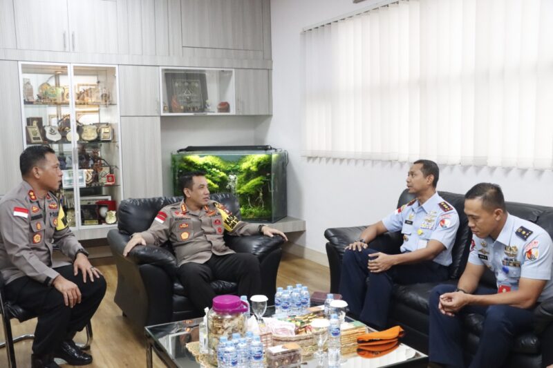 Kapolresta Barelang Kombes Pol Nugroho Tri N menerima kunjungan silaturahmi Danlanud Hang Nadim Batam Letkol Pnb Sony Aji Pramono di Ruang Kerja Kapolresta Barelang. Selasa (16/01/2024).Matapedia6.com/ Dok Polresta