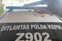 Ditlantas Polda Kepri Pasang Stiker Hitam 60 persen pada bagian belakang lampu rotator mobil Dinas Polisi di Kepri. Matapedia6.com/Luci