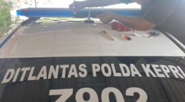 Ditlantas Polda Kepri Pasang Stiker Hitam 60 persen pada bagian belakang lampu rotator mobil Dinas Polisi di Kepri. Matapedia6.com/Luci
