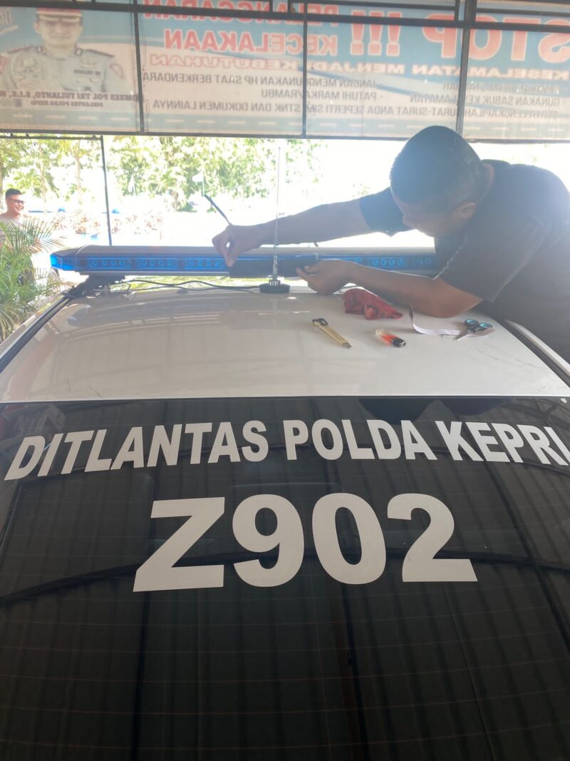 Ditlantas Polda Kepri Pasang Stiker Hitam 60 persen pada bagian belakang lampu rotator mobil Dinas Polisi di Kepri. Matapedia6.com/Luci