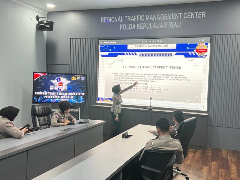 Pelatihan berbahasa inggris jadi agenda Ditlantas Polda Kepri setiap hari Rabu. Anggota Ditlantas Polda Kepri saat ikuti pelatihan. Matapedia6.com/Luci