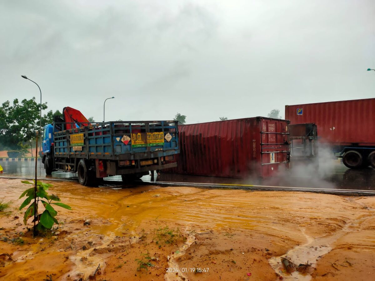 Bok kontainer melintang di jalan setelah truknya terbaik, jalan sudirman padat merayap, Jumat (19/1/2024). Matapedia6.com/ Istimewa