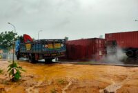 Bok kontainer melintang di jalan setelah truknya terbaik, jalan sudirman padat merayap, Jumat (19/1/2024). Matapedia6.com/ Istimewa