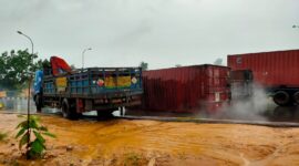 Bok kontainer melintang di jalan setelah truknya terbaik, jalan sudirman padat merayap, Jumat (19/1/2024). Matapedia6.com/ Istimewa
