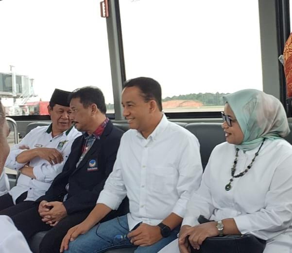 Calon presiden nomor urut satu Anies Baswedan saat tiba di Bandara Hang Nadim Kota Batam, Jumat (19/1/2024) Matapedia6.com/ luci