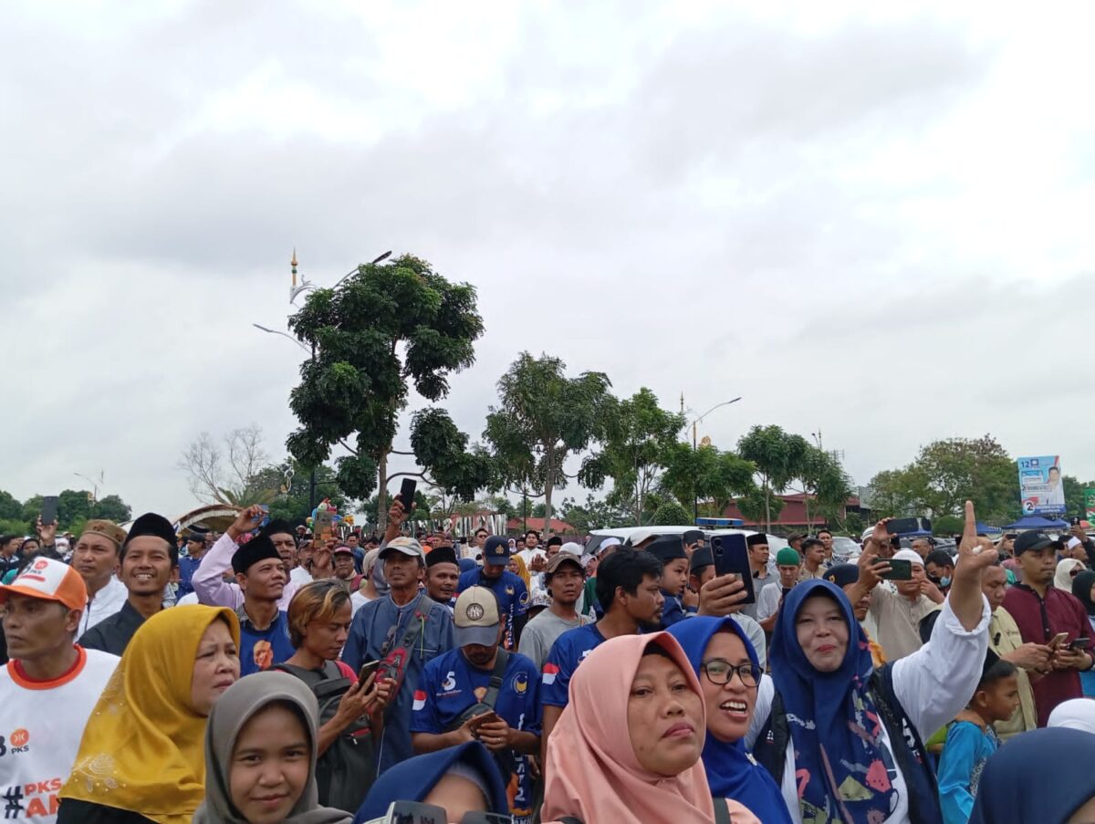 Foto-foto Warga pendukung calon Presiden nomor urut satu di beberapa titik yang akan dilewati dan disinggahi oleh Anies di Kota Batam, Jumat (19/1/2024). Matapedia6.com/Rega