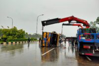 Petugas melakukan pemindahan Bok kontainer yang melintang di jalan Sudirman, Batam Centre, Jumat (19/1/2024). Matapedia6.com/ Istimewa