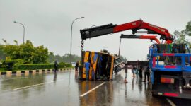 Petugas melakukan pemindahan Bok kontainer yang melintang di jalan Sudirman, Batam Centre, Jumat (19/1/2024). Matapedia6.com/ Istimewa