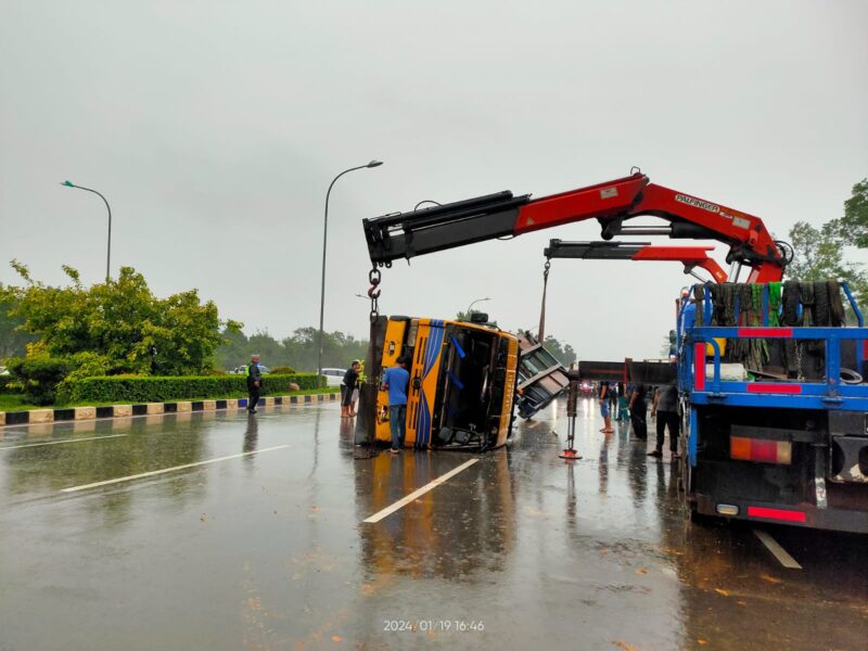 Petugas melakukan pemindahan Bok kontainer yang melintang di jalan Sudirman, Batam Centre, Jumat (19/1/2024). Matapedia6.com/ Istimewa